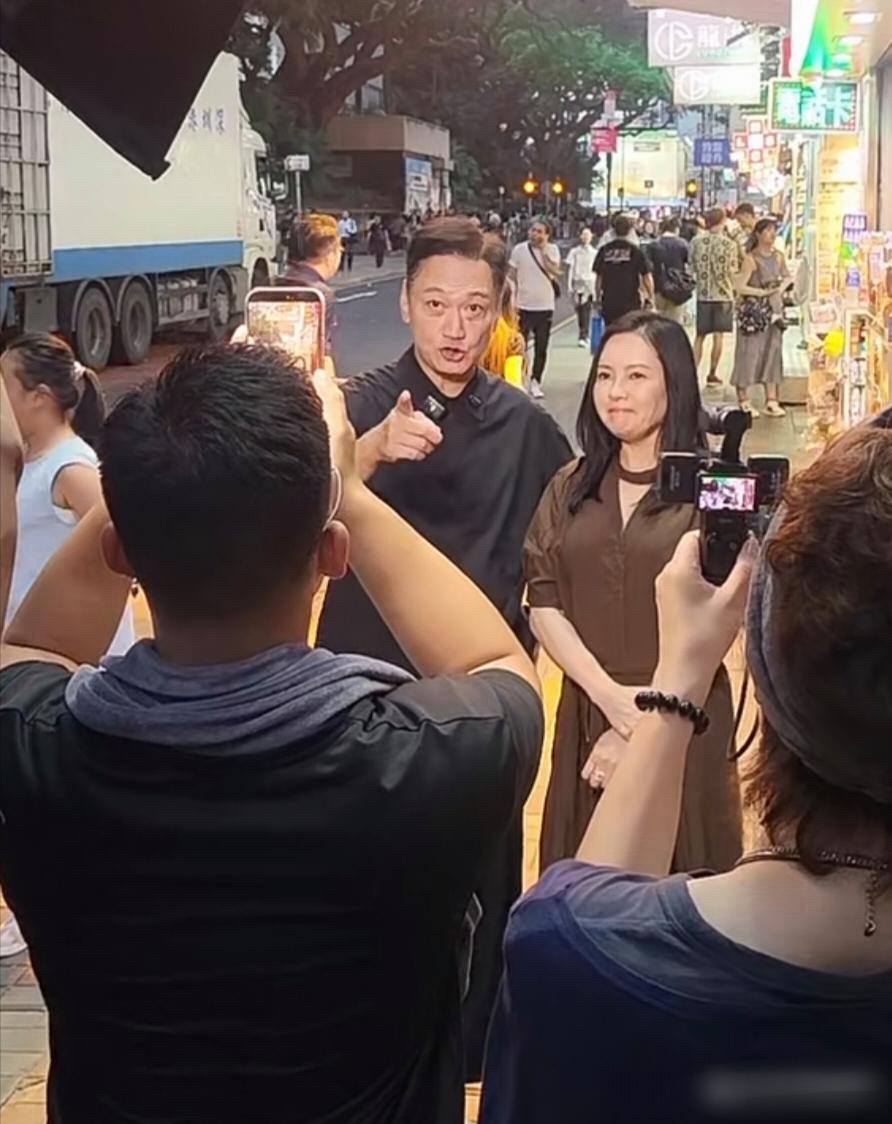 63岁陶大宇在香港街头被偶遇，他整个人看起来苍老了好多，身材很瘦，皮肉松弛，脸色