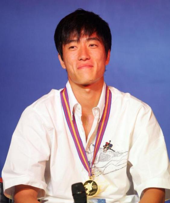 2004年刘翔跨栏夺冠后，开发商送他一套225万的房子，他豪气地送给教练，不料，