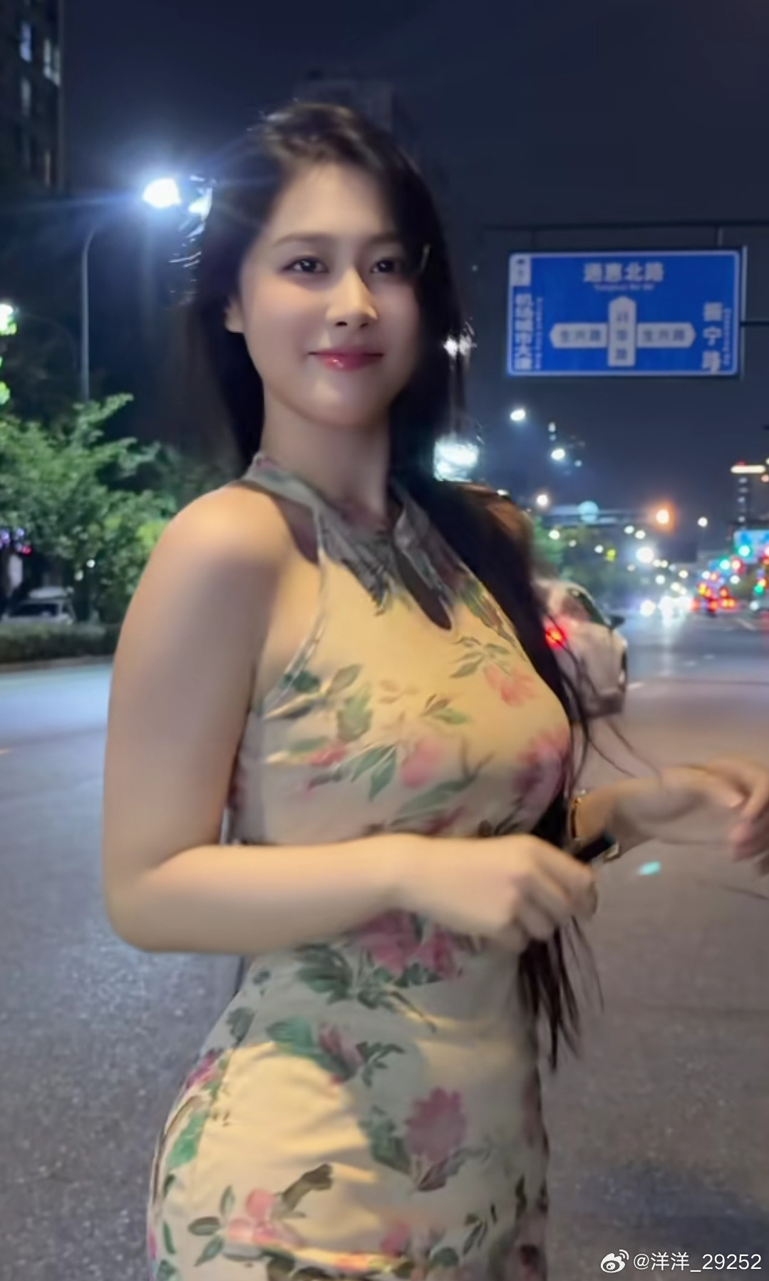洋洋高锐’花仙子～吗◎沐着……晚凡去见她银河的世界璀璨……无比◎她是盛夏的花朵她