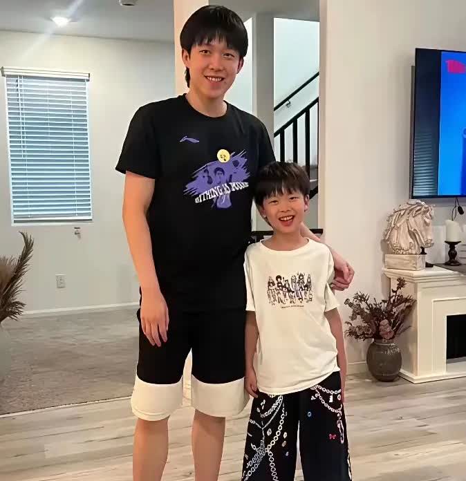 王楚钦和梁靖崑的儿子合影。你瞧瞧人家梁靖崑，年纪不大，俩儿子，而且大宝都六七岁了