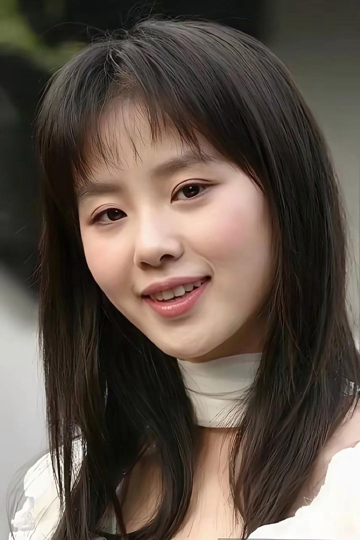 早期的刘诗诗满脸胶原蛋白，青涩灵动未经雕琢，干净气质满满，满满的初恋氛围感。