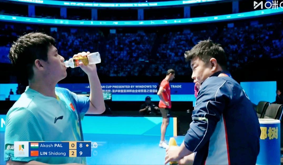 笑死我了！今天王皓给林诗栋指导，要么安静的坐着，要么微笑的指导林诗栋。