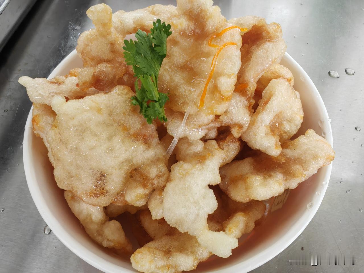 前两天回复一个厨师网友，对烹汁和卧汁搞不太懂！今天来聊聊，烹汁是没有淀粉的芡汁，