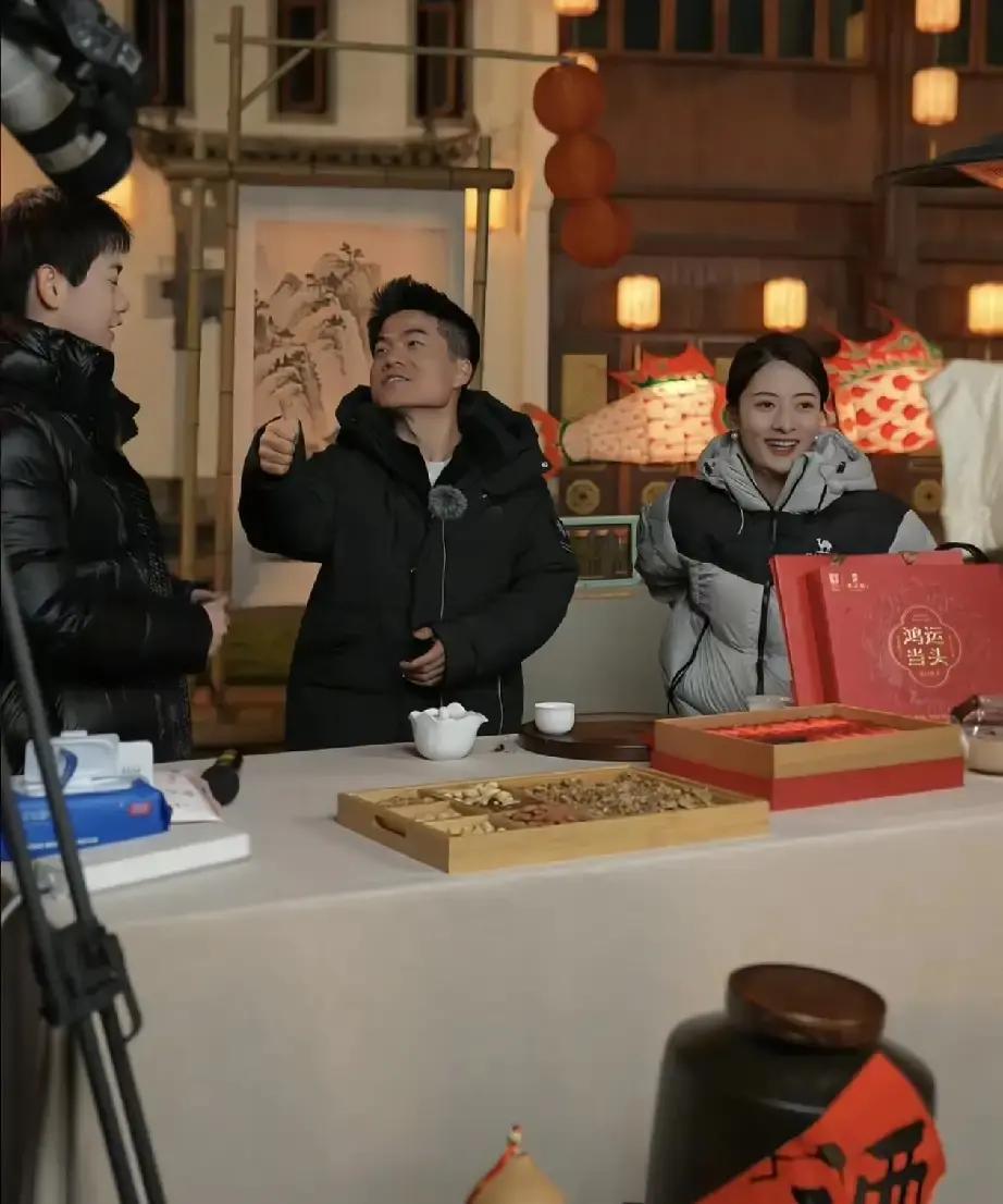 一觉睡醒是不是全网都知道了。近日，董宇辉和宇辉同行团队抵达安徽皖南，