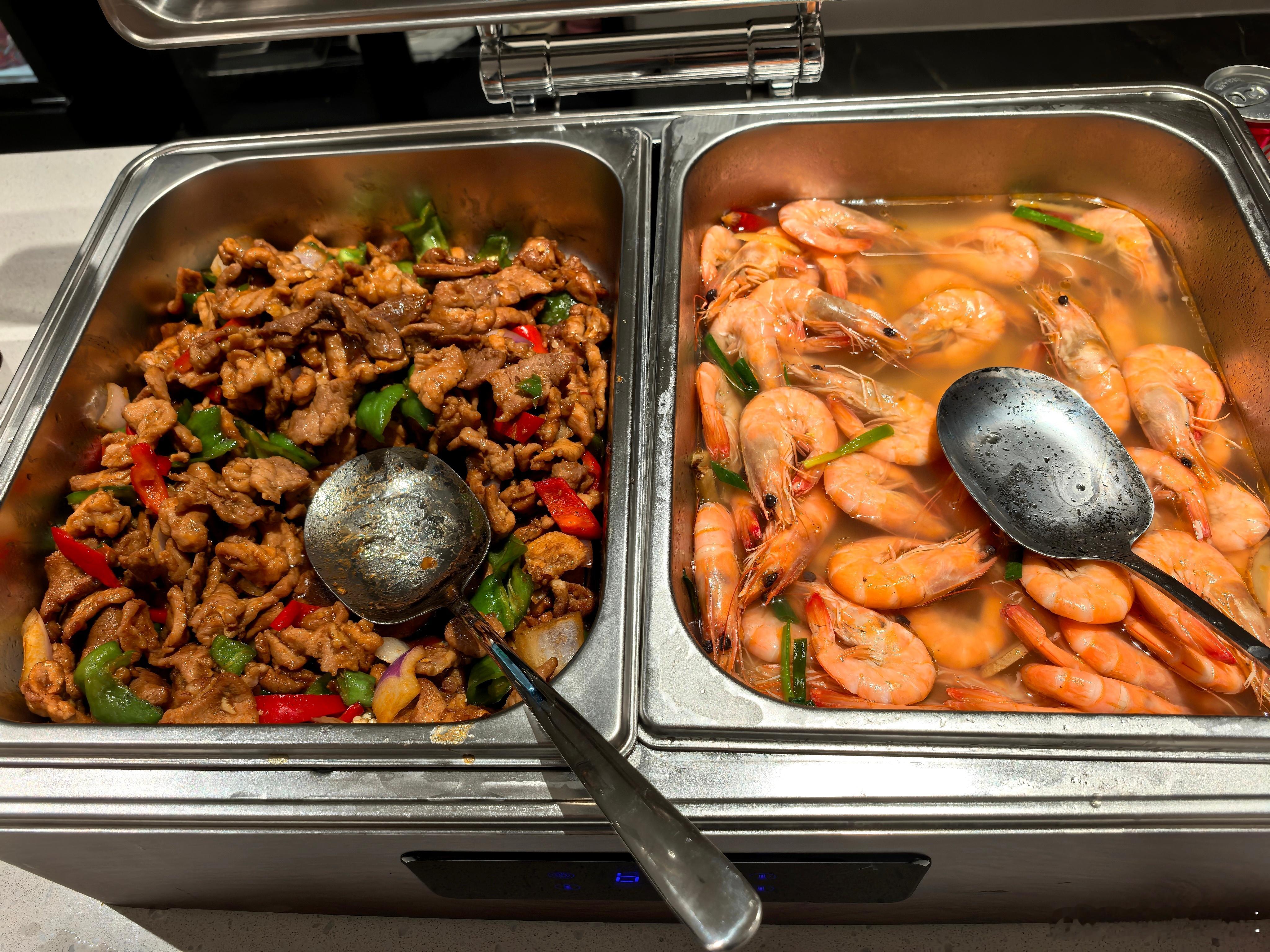 来鸿蒙智行当然要吃饭啦，这儿的伙食是真的好啊，看我把碗装得满满当当，干饭人表示超