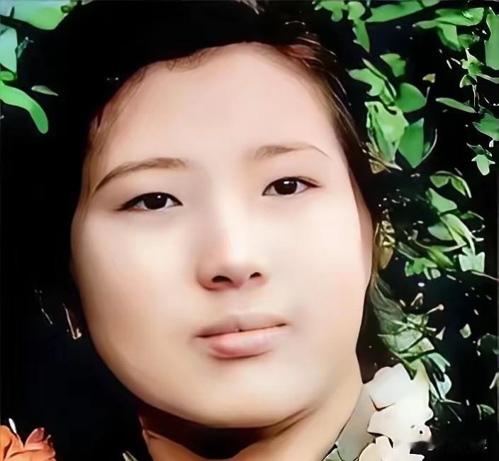 1955年，武汉女大学生吴明珠，放弃了城里的工作，趁父母不注意，连夜逃往新疆，父