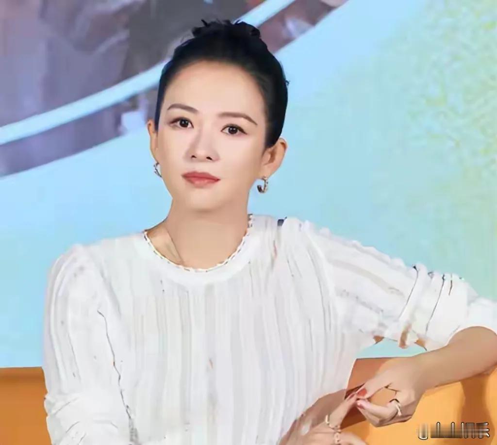 章子怡或许从未料到，当年判给前夫汪峰的9岁女儿小苹果，会在时光流转中成为她生命里