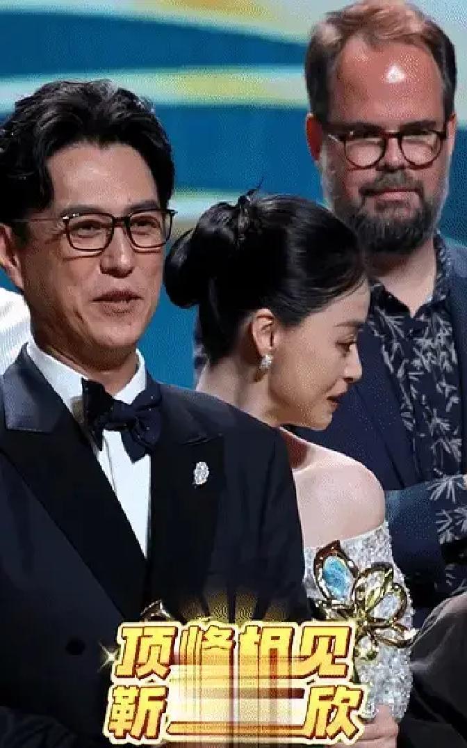 靳东一把抱住蒋欣那一刻，我隔着屏幕都起鸡皮疙瘩。十几年前的搭档，在百花奖后台