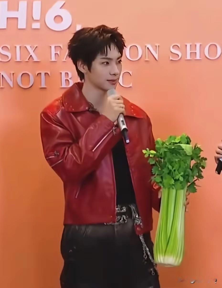 太疯了，这位男星手里拿的不是真芹菜，而是一个逼真的芹菜包。更疯的是，这个包包高