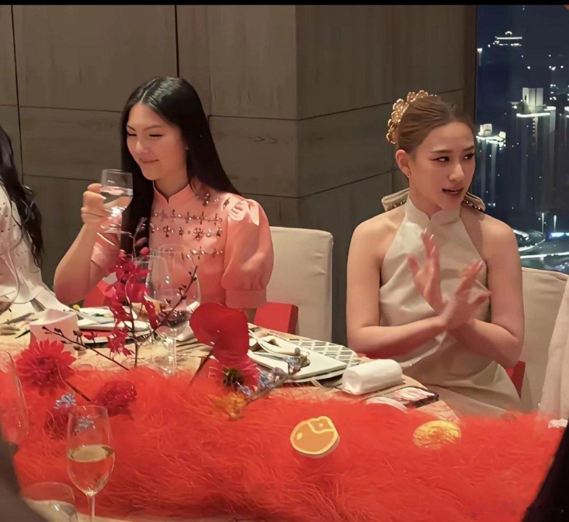 王诗龄好惨，挤是挤进来了，给人的感觉总有点格格不入。溏心旦晚宴上的王诗龄，虽然打