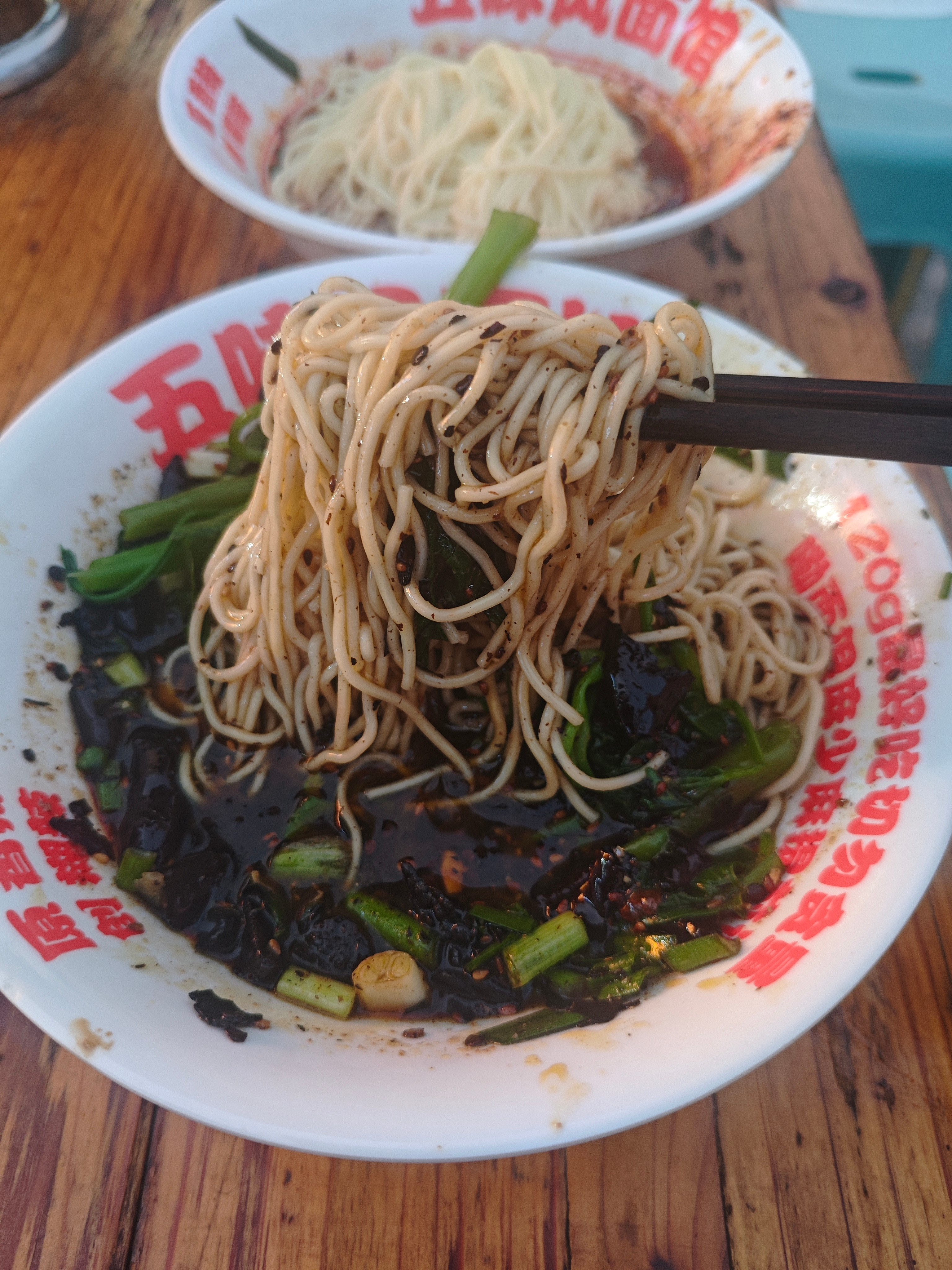 5味风面馆；点了香辣面、胡辣壳面（看着黑黢黢）香辣面：味道来讲，辣而香；只是面有