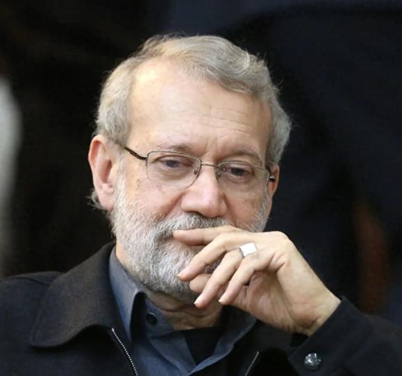 前脚美军刚扔下2.7吨重的钻地弹，后脚伊朗复仇的导弹就砸碎了特拉维夫的夜空，以色