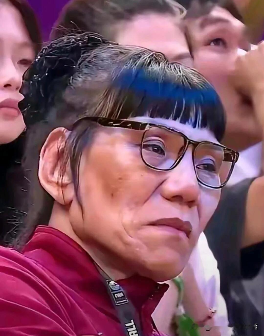 当年为篮球事业默默奉献的郑海霞也逃不过岁月的洗礼，看起来像大妈的模样了，戴着眼镜
