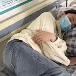 杭州一名女子没有工作和收入，为了生活把父母留下的一套价值400万的房子卖掉。在过