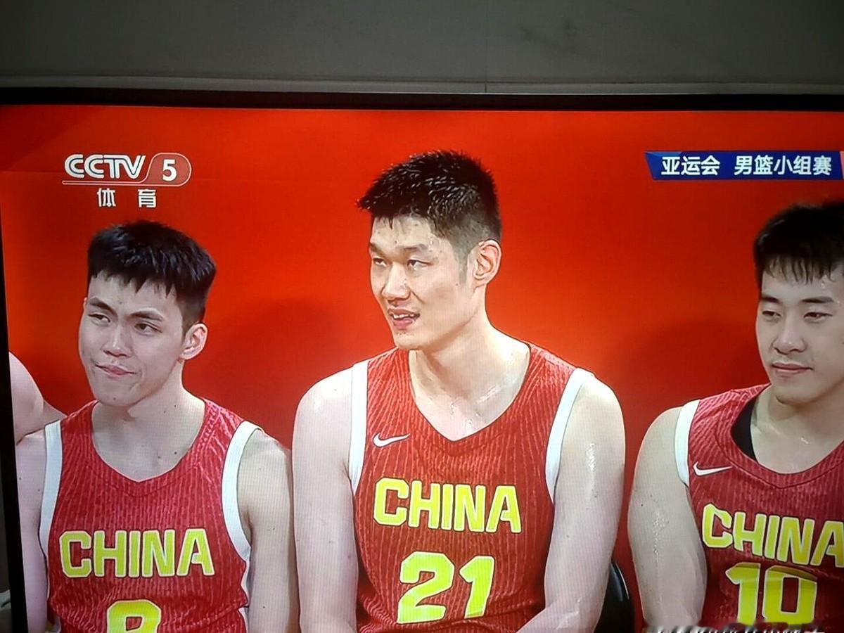 胡金秋怎么打得这么舒服？因为庞峥麟喂的球，直接到了嘴边。球到，人到，手一伸，两分到手。庞峥麟两次传球