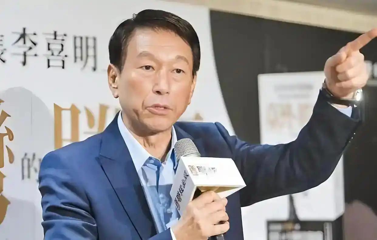 台湾前参谋总长李喜明一席话，让岛内炸锅！他直言解放军不是不敢打，而是时机