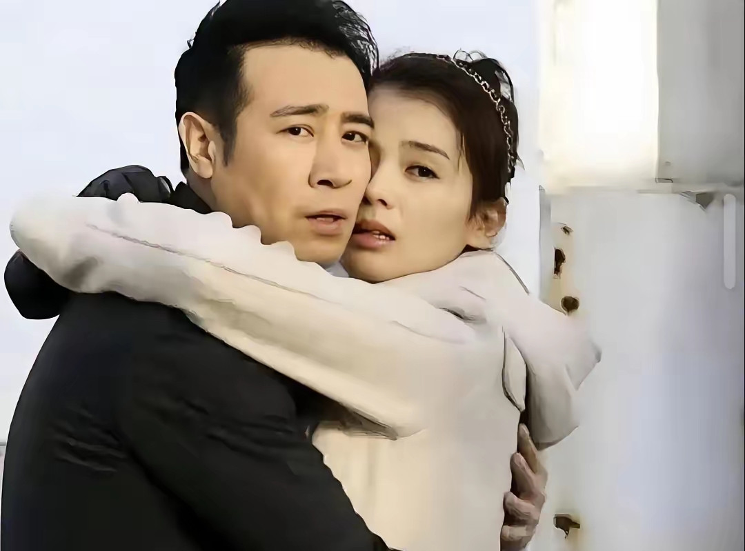 于和伟和刘涛拍吻戏的时，刘涛直言说：“你嘴里这烟味也太重了！”没料到于和伟笑了笑，一脸无辜地回了句：