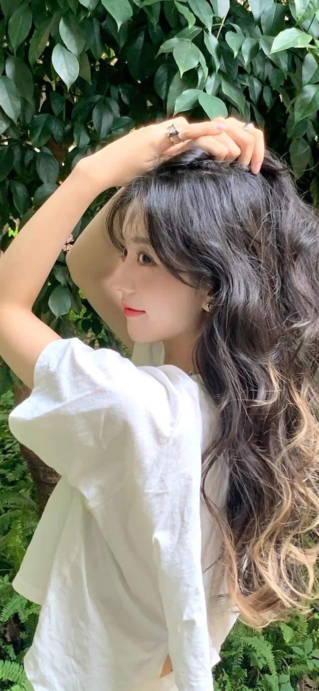 笑话：有一个村子里的一户人家，两口子生了三个女儿，就盼生个儿子，盼啊盼，三个女儿