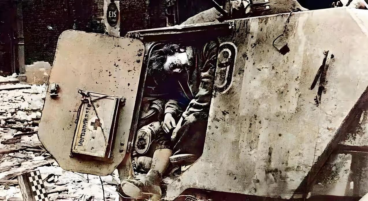 1945年，柏林。被苏军击毁的纳粹德军履带式装甲指挥车，指挥官是女性？#牢记历史