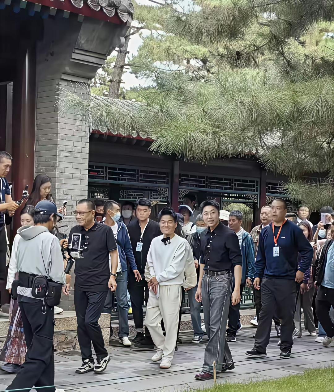 董宇辉现在出门也跟明星似的，保镖开道啊。