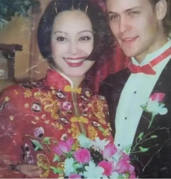[啤酒]1997年，宁静与美国人保罗结了婚，初到婆家时，婆婆对她说：“我们家有农
