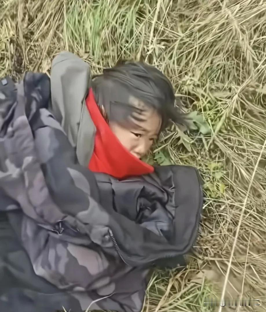 辽宁建平县黑水镇4岁女孩被营救画面曝光，女孩看着没事，但精神有点紧张，一直在地上