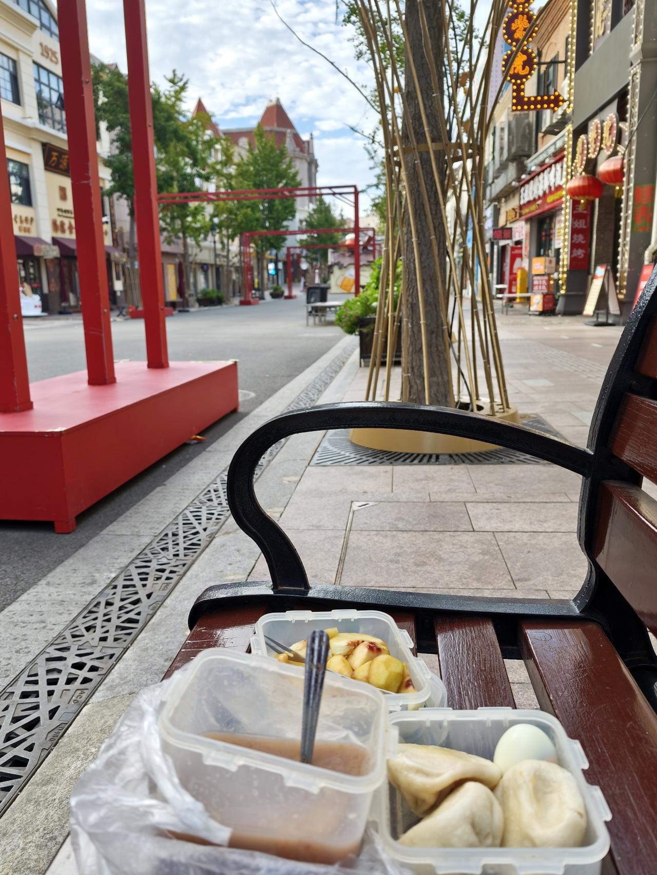 今天起得早，做好早餐后就直接装盒，带着早餐出了门。坐在中山路上发了一会呆，然后