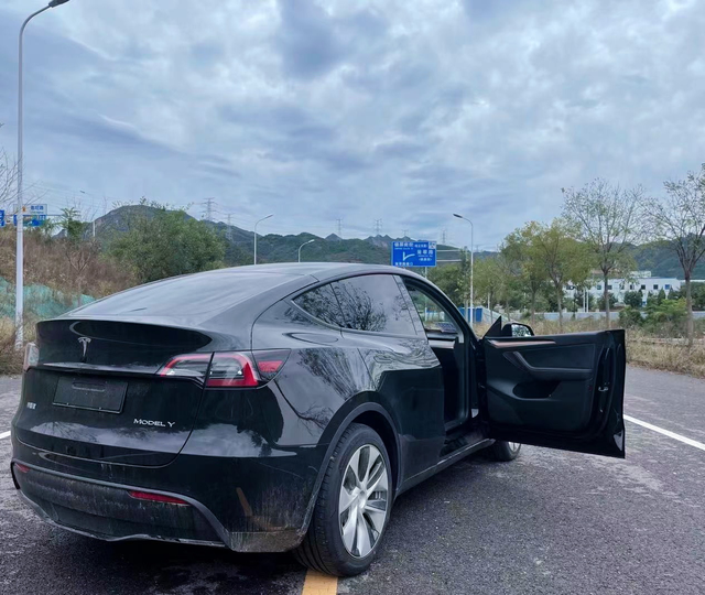 让人晕车的ModelY前天从门头沟跑了趟大兴，约一个半小时的车程，由我主驾。