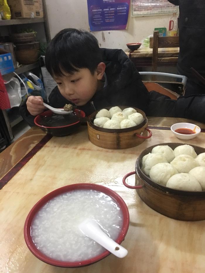 一口自食，抵过千言万语昨日与朋友聚餐，他买了牛肉包子，模样周正诱人。我随口