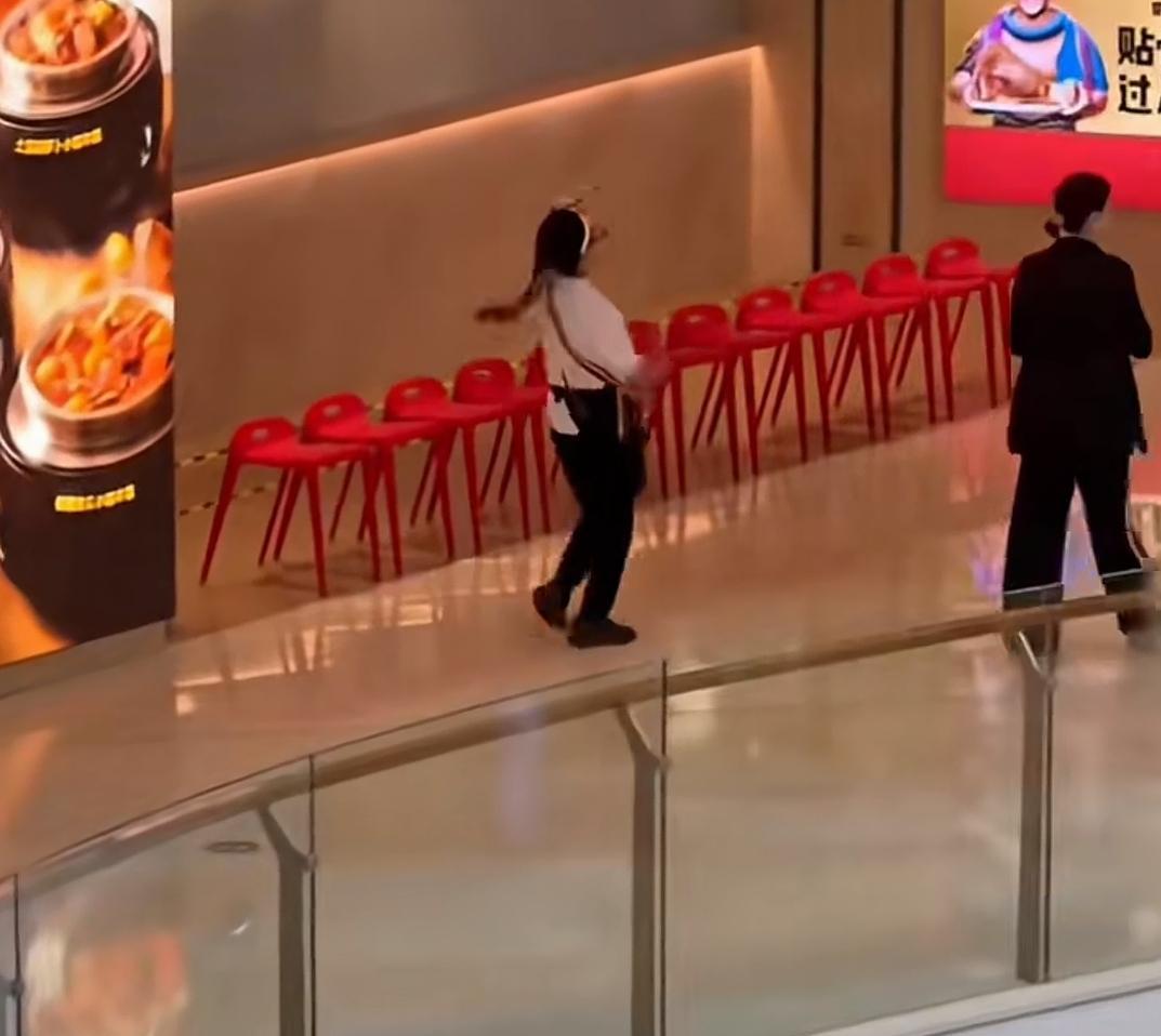 商场快餐店的迎宾小妹，热情招呼路人，忙了大半天，一个进店的都没有！让人有些心酸