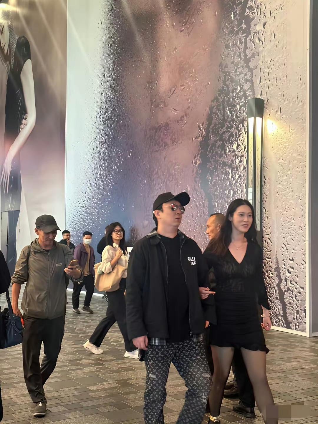 老王限高，小王依然潇洒！有网友偶遇小王带着女伴在逛街，从图片中可以看出小王的