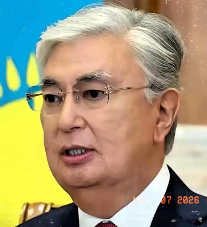 哈萨克斯坦害怕了。当地时间5月7日，哈萨克斯坦总统托卡耶夫在祖国保卫者日庆祝