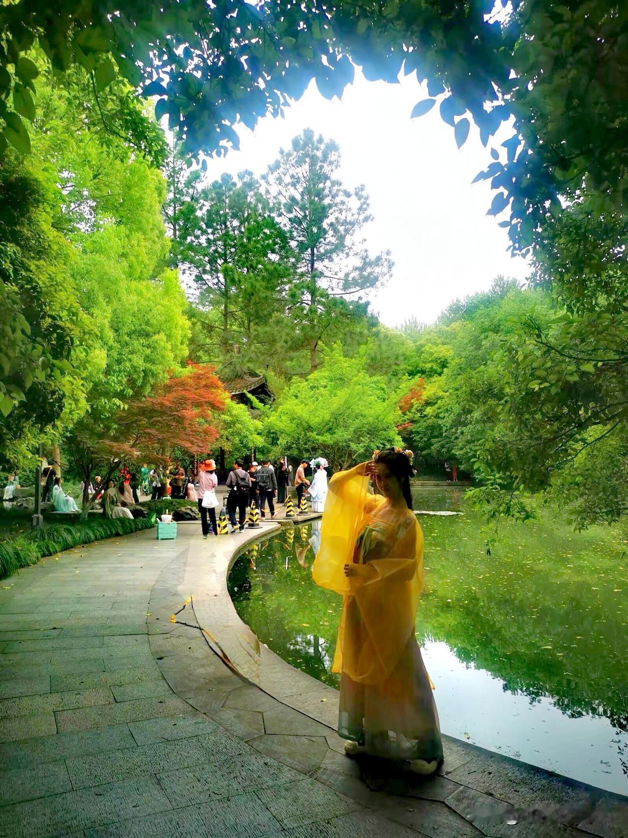 徒步杭州西湖边绿道，边走边拍杭州西湖六公园，六公园是‌西湖湖滨公园中面积最大的一