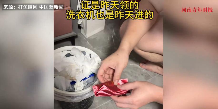 笑不活了！8月31日，浙江杭州，一对情侣在七夕节领完结婚证后，喝酒庆祝，因为喝的