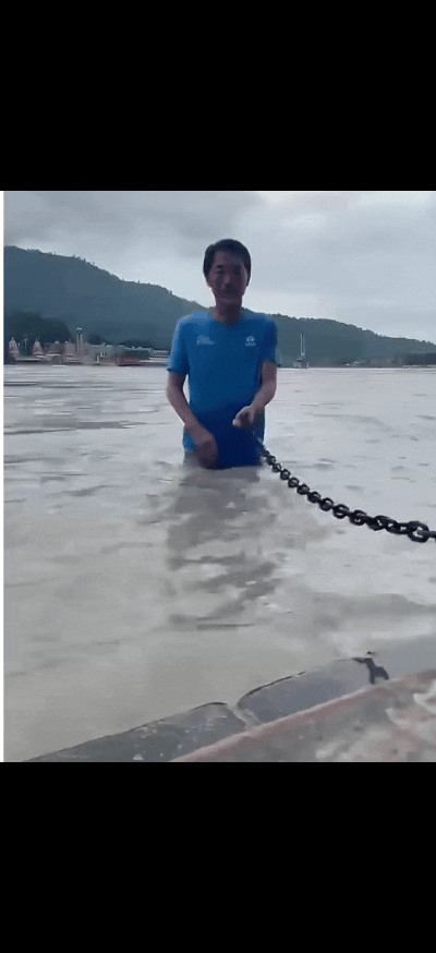 日本驻印度大使小野启一在印度瑞诗凯诗访问期间，在恒河中体验了连续三次浸入水中“沐