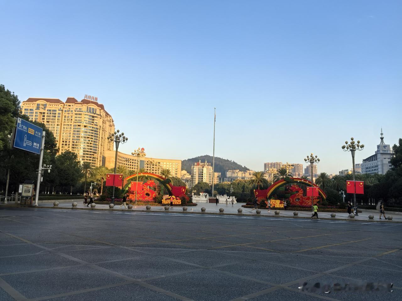 从优秀军人到网约车谋生在郴州乘坐滴滴，师傅出生于1984年，今年41岁。他20