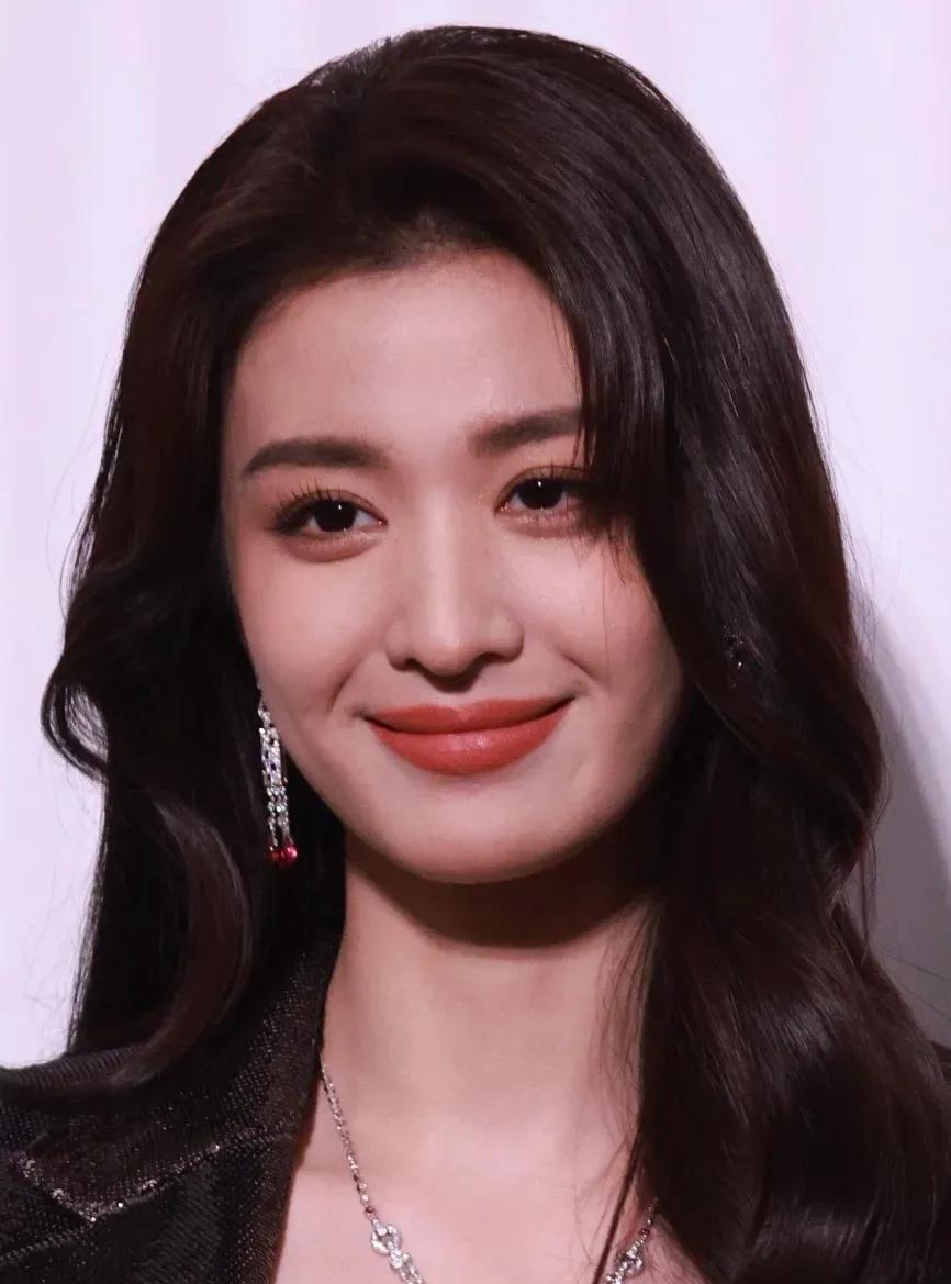王楚然的长相未免过于成熟了，但真的很有女人味。#王楚然演技#