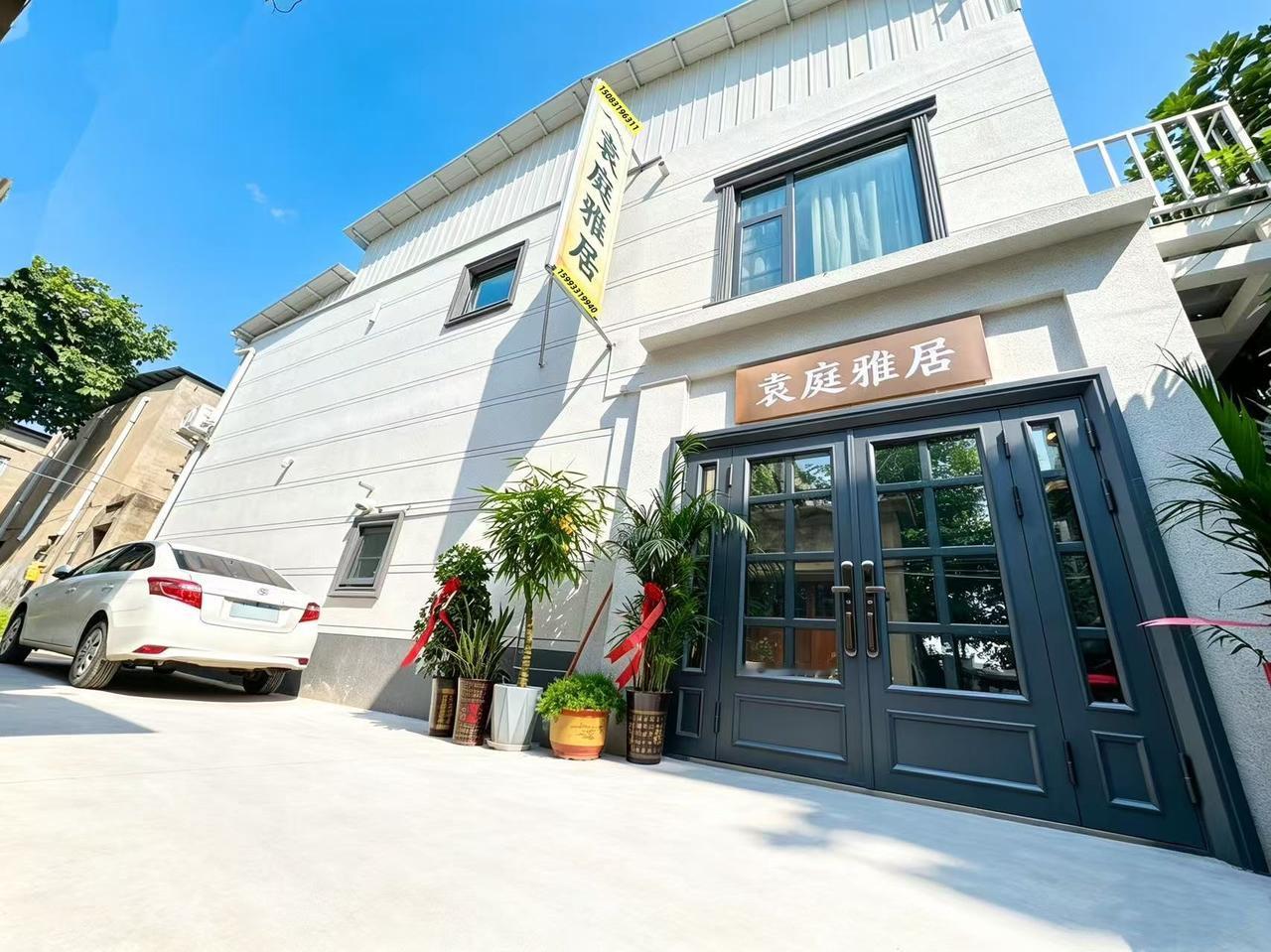 昨日几位洛阳老友来开封游玩，大家心里犯难：星级酒店价格偏高，普通民宿又怕环境简陋