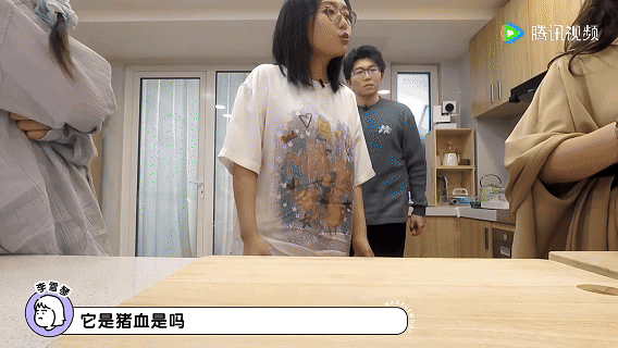 毛不易第一次尝试猪血糕毛雪汪毛不易吃猪血糕的样子，像极了第一次吃螺蛳粉的我😂
