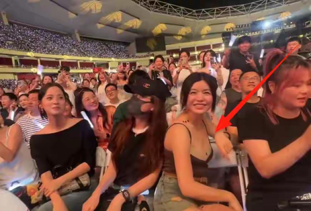 吓死我了！陈妍希这低胸吊带也太撩人了吧~一件修身的大领口吊带，里面叠加了一层肉