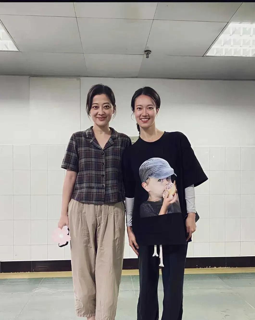 岁月从不败美人，50岁梅婷和20岁年轻女孩合影居然没有被比下去。梅婷的长相虽然