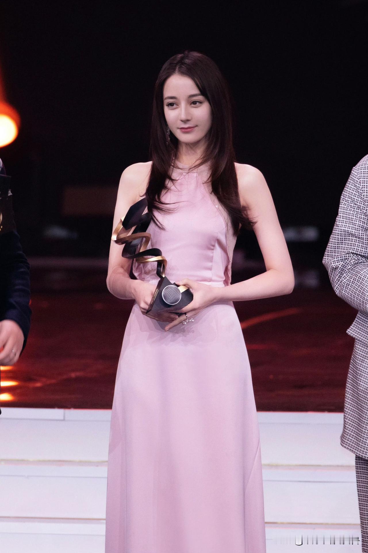 2018年第一次去微博之夜的迪丽热巴，就已经崭露头角，那个时候就看出这个姑娘以后