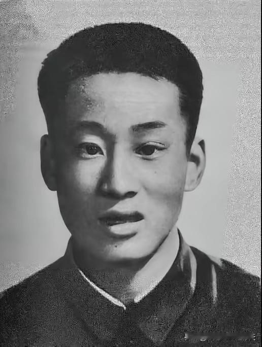 1979年，612高地上，我军战士吴建国身中8弹倒地，一个越军军官想拿走他的枪，