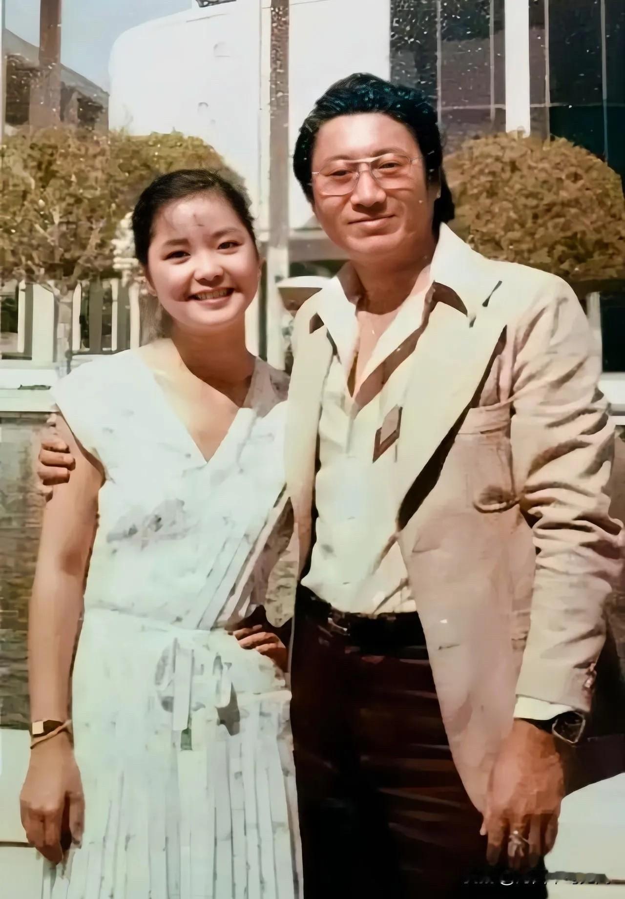 1978年，邓丽君与傅达仁在美国唯一一张十分珍贵的合影。邓丽君是华语乐坛不朽一