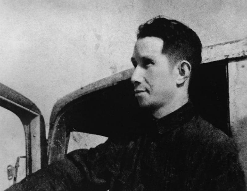 1984年2月，八宝山革命公墓的炉火渐渐熄灭。粟裕将军的长子粟戎生在骨灰里捡