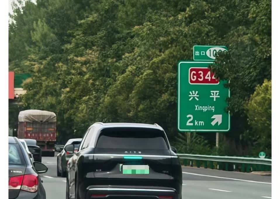 问界M8这小蓝灯还真挺好看就是这台车貌似多次自己变道，感觉反而影响了智驾的通