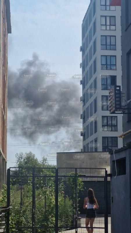 一个多小时前，乌克兰西部城市利沃夫的一座变电站遭到俄军无人机袭击后起火，导致利沃