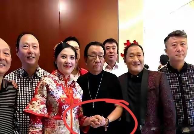 结婚就结婚呗，哥哥为什么要握着弟媳妇儿的手啊？看着好尴尬呀！谢东结婚的时候，