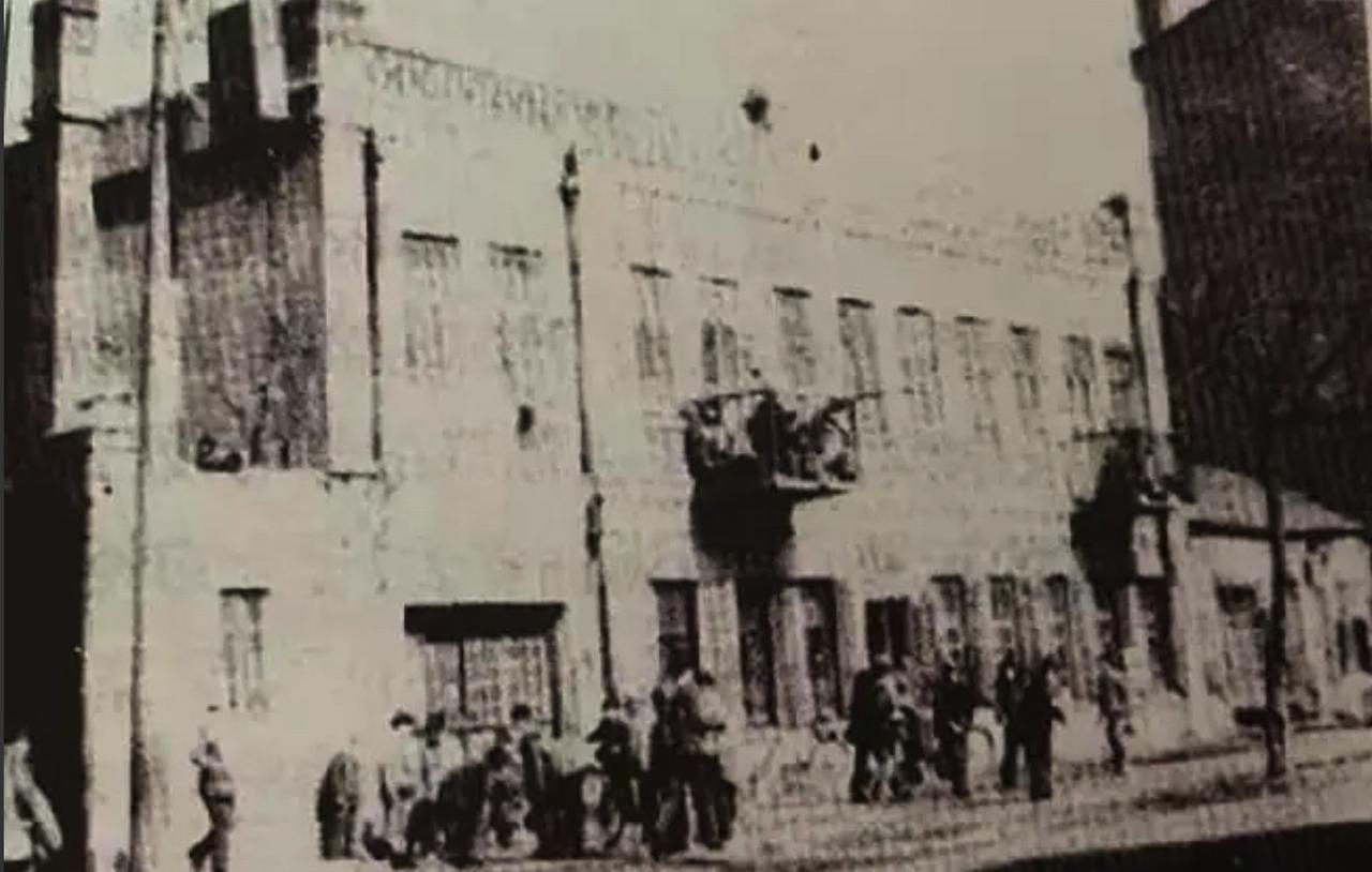 1937年，地下党员张宗伟被捕，期间，妻子就在人群中，看到丈夫要被日军带走，刚要