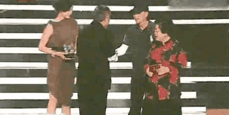 2007年，冯小刚在东北拍《集结号》。赵本山去送温暖，给剧组拉了一车苹果去，以尽